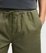 Bermuda masculina de sarga texturizada en color negro, con cintura elástica y ajuste mediante cordón. Presenta un corte regular, bolsillos laterales y un bolsillo trasero aplicado.
