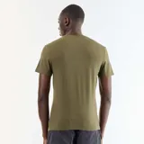 Remera de manga corta color verde militar, con cuello redondo y diseño slim fit.