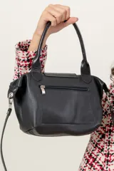 Cartera pequeña de mano tipo tote, confeccionada en gamuza color azul, con solapa y asas en cuero sintético con textura de reptil. Incluye cierre superior y correa larga ajustable y extraíble.