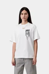 Remera blanca de manga corta y corte holgado, confeccionada en algodón orgánico. Cuenta con un estampado gráfico en el pecho que simula dijes y cadenas colgantes.