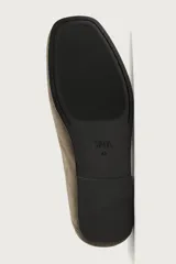 Zapato de vestir para hombre de piel con acabado en gamuza, color verde militar, punta redonda y cordones al tono.