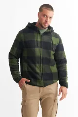 Campera con capucha para hombre, con cierre frontal y bolsillos laterales. Diseño a cuadros grandes en tonos verde y negro.
