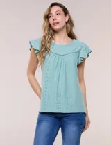 Blusa blanca de broderie con escote redondo, canesú en V con detalle de encaje, frunces en el frente y mangas cortas tipo mariposa.