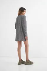 Sweater gris de tejido de punto acanalado, con escote en V y mangas largas.
