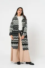 Tapado largo de lana con estampado zigzag horizontal en tonos grises y negros, de manga larga y abotonado.