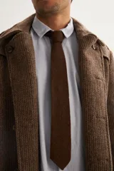 Corbata delgada de lana con forro interno y diseño a cuadros en tonos marrón y beige.