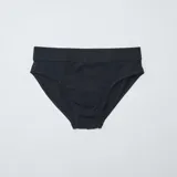 Pack de siete slips negros de punto con cintura elástica.