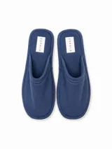 Pantuflas de algodón color gris melange, con diseño abierto y etiqueta de marca en la plantilla.