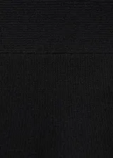 Vestido corto negro de tejido de punto fino, con cuello redondo, manga corta, diseño entallado y espalda con cuello drapeado.