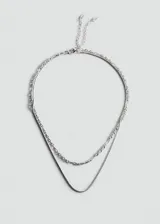 Collar doble de metal plateado, compuesto por una cadena fina tipo eslabones y una cadena de serpiente más gruesa, con cierre ajustable.