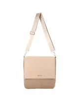 Bandolera Terrano modelo Katerine en color beige y tostado, combinando símil cuero y textura tipo gamuza. Cuenta con diseño de solapa con cierre magnético y correa ajustable con inscripción de la marca.
