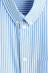 Camisa de corte relajado confeccionada en tejido de algodón con estampado de rayas verticales. Presenta cuello americano, cierre frontal con botones, un bolsillo en el pecho y mangas largas con puños abotonados.