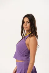 Musculosa violeta con textura arrugada y cuello halter.