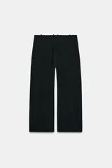 Pantalón de tiro medio confeccionado en viscosa, con corte recto y largo tobillero. Presenta cintura con trabillas, bolsillos laterales y bolsillos de vivo en la parte trasera. Cierre frontal mediante cremallera, botón y ganchos metálicos.