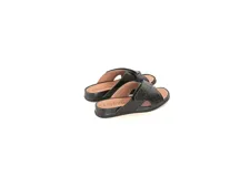 Sandalia de cuero negro con textura de reptil, diseño de tiras cruzadas con ajuste de velcro, plantilla anatómica y suela de poliuretano.