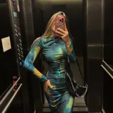 Vestido midi de lycra con estampado abstracto en tonos azul, verde y amarillo, de mangas largas y cuello redondo.