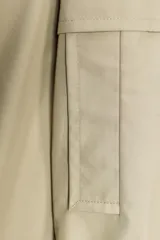 Trench corto negro confeccionado en hilatura con mezcla de algodón. Cuello solapa de muescas ajustable con trabilla y botones. Manga larga. Bolsillos delanteros. Detalle de trabillas en hombros. Cierre frontal cruzado con botones.