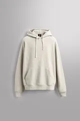 Sudadera con capucha color gris claro, de corte holgado, con bolsillo tipo canguro y cordones ajustables.