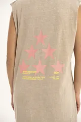 Vestido largo color beige, sin mangas, con cuello redondo y corte recto.