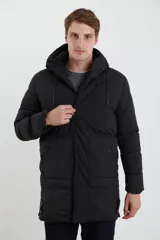 Campera negra con capucha, cierre frontal con cremallera y bolsillos laterales con botón a presión.