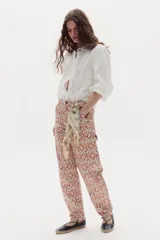 Pantalón de jean color blanco marfil, con tiro medio, corte barrel relajado y bolsillos frontales y traseros.