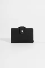 Tarjetero compacto de cuero vegano color negro, con cierre de solapa y botón a presión metálico. Cuenta con tecnología de bloqueo RFID para protección de tarjetas.
