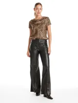 Blusa de manga corta con frente de satén estampado en animal print y espalda de tejido soft liso. Presenta un cuello tipo drapeado.