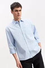 Camisa de manga larga con diseño a rayas verticales en color verde y blanco, cuello clásico y estampa con bordado en la espalda con la frase "Expect Nothing, appreciate everything".