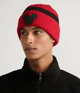 Gorro de tejido acanalado color rojo con una franja horizontal negra. Presenta un parche de goma negro con la silueta de la cabeza de Mickey Mouse en la parte frontal.