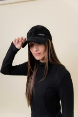 Gorra de diseño clásico con visera curva, confeccionada en material símil gamuza color bordó. Presenta un logo metálico con la palabra Peach en la parte frontal y cuenta con un sistema de ajuste posterior.