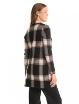 Cardigan tejido de corte recto con diseño a cuadros, cuello con solapa, cierre frontal con botones y bolsillos aplicados en la parte delantera.