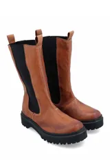 Bota de caña media confeccionada en cuero liso color marrón, con paneles elásticos laterales en color negro y suela track dentada de goma.