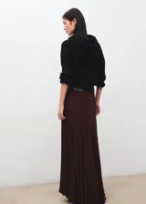 Chaqueta de punto negra con capucha, manga larga y cierre frontal de botones.