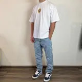 Jean de corte recto con acabado lavado en tono gris oscuro, confeccionado en denim resistente con diseño de cinco bolsillos.