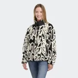Campera de polar con diseño estampado en blanco y negro, cuello alto con medio cierre frontal y bolsillos laterales.