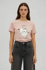 Remera de algodón color rosado, con cuello redondo y mangas cortas. Presenta un estampado frontal con un conejo, estrellas y texto decorativo.
