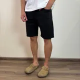 Bermuda de jean corte skinny en color negro, con diseño clásico de cinco bolsillos y largo por encima de la rodilla.
