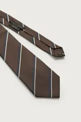 Corbata de seda ancha color marrón, con diseño de rayas diagonales en tonos azul y blanco.