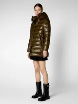 Campera puffer de nylon color verde oliva, con capucha desmontable, cierre frontal y bolsillos laterales con cremallera.