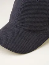 Gorra de béisbol azul marino de pana con visera curva y logo bordado en el frente.