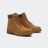 Botas Timberland Auburn Falls de cuero gamuzado color marrón claro, con caña alta acolchada en tono marrón oscuro, cordones bicolores y suela de goma tractorada.