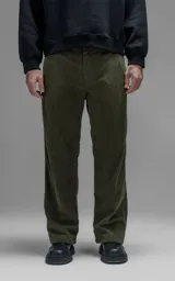 Pantalón de corte recto confeccionado en corderoy premium color verde oliva. Presenta diseño clásico de cinco bolsillos, cierre frontal con botón, presillas para cinturón y costuras reforzadas.
