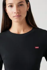 Remera negra de manga larga con cuello redondo y logo rojo de Levi's bordado en el pecho.