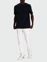 Remera de corte regular, color negro, con cuello redondo y manga corta. Presenta un pequeño logo de la marca bordado en el pecho.