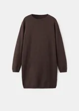 Vestido corto de tejido de punto fino, con cuello redondo, diseño recto y manga larga.