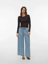 Jean de tiro medio y pierna ancha estilo wide leg, color celeste, con cintura elástica y cordón ajustable.