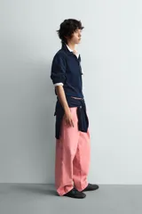 Jersey de punto color azul marino, de corte relajado, con cuello solapa y cierre frontal de tres botones. Presenta mangas largas y acabados en rib en puños y bajo.