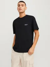 Remera negra de manga corta con cuello redondo y ajuste relaxed. Presenta un pequeño estampado tipográfico en el pecho con el texto "Originals Studio".