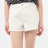 Short de jean blanco de tiro alto, confeccionado en denim de algodón con diseño de cinco bolsillos y terminación desmechada en el Isopo.