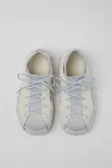 Championes negros con cordones gruesos en blanco y negro, suela gruesa con textura y puntera reforzada.